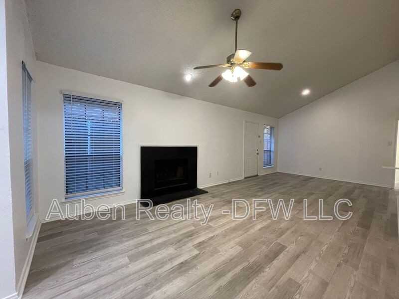2424 Sherry St - Photo 3 of 47