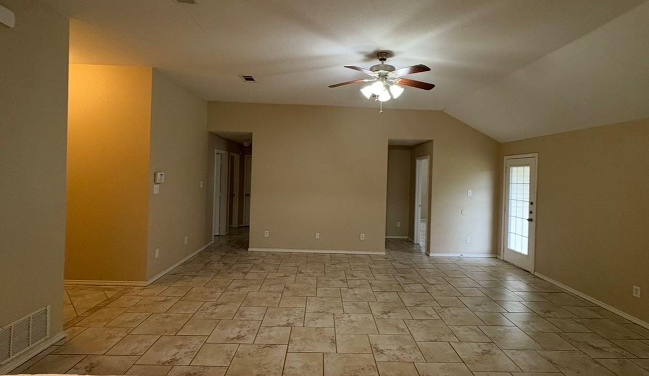 1307 Copper Crk - Photo 2 of 13