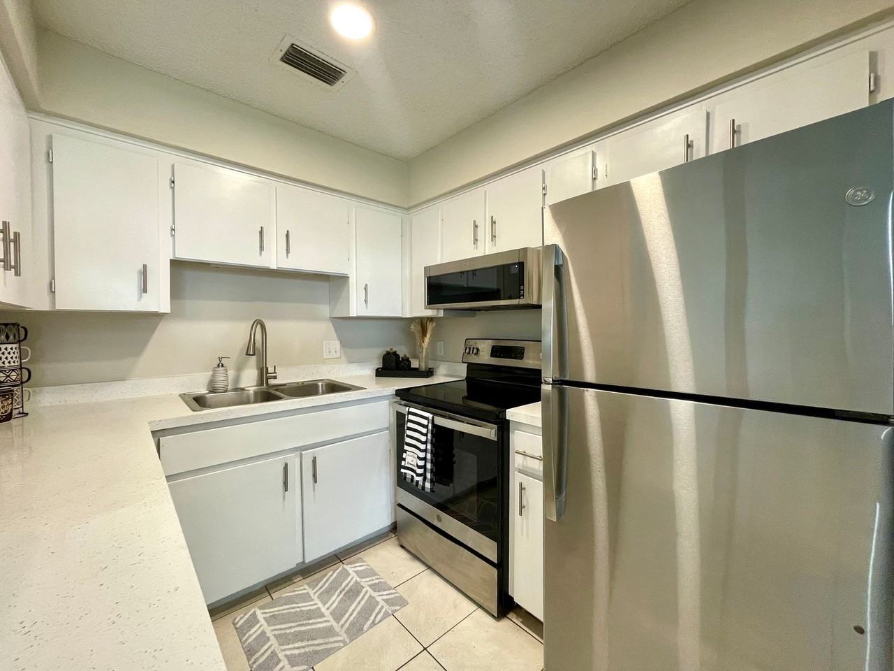 The Rhoads Apartments | 2 Bedroom Apartments in Leesburg, FL - Photo 2 of 44