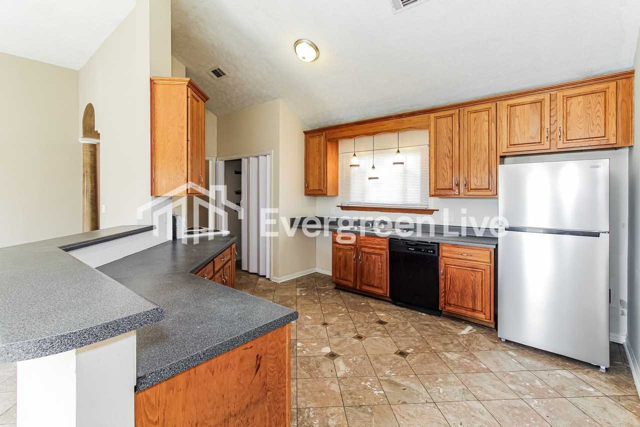 7082 Lakeview Dr - Photo 4 of 15