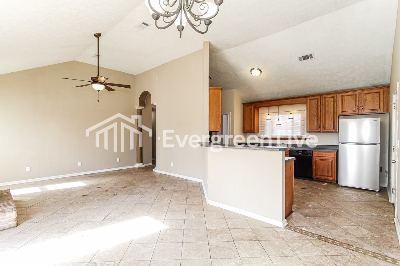 7082 Lakeview Dr - Photo 5 of 15