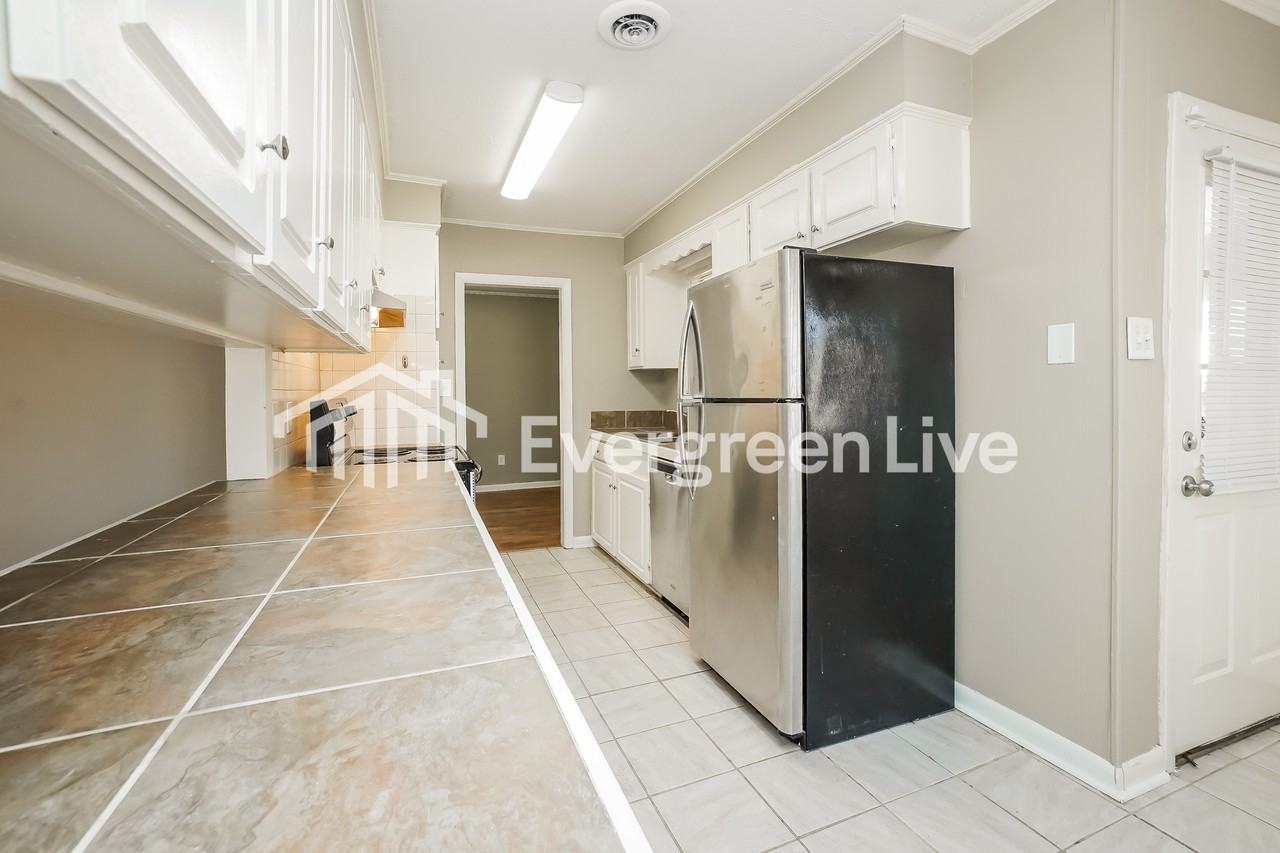 606 S Wheatley St - Photo 4 of 15