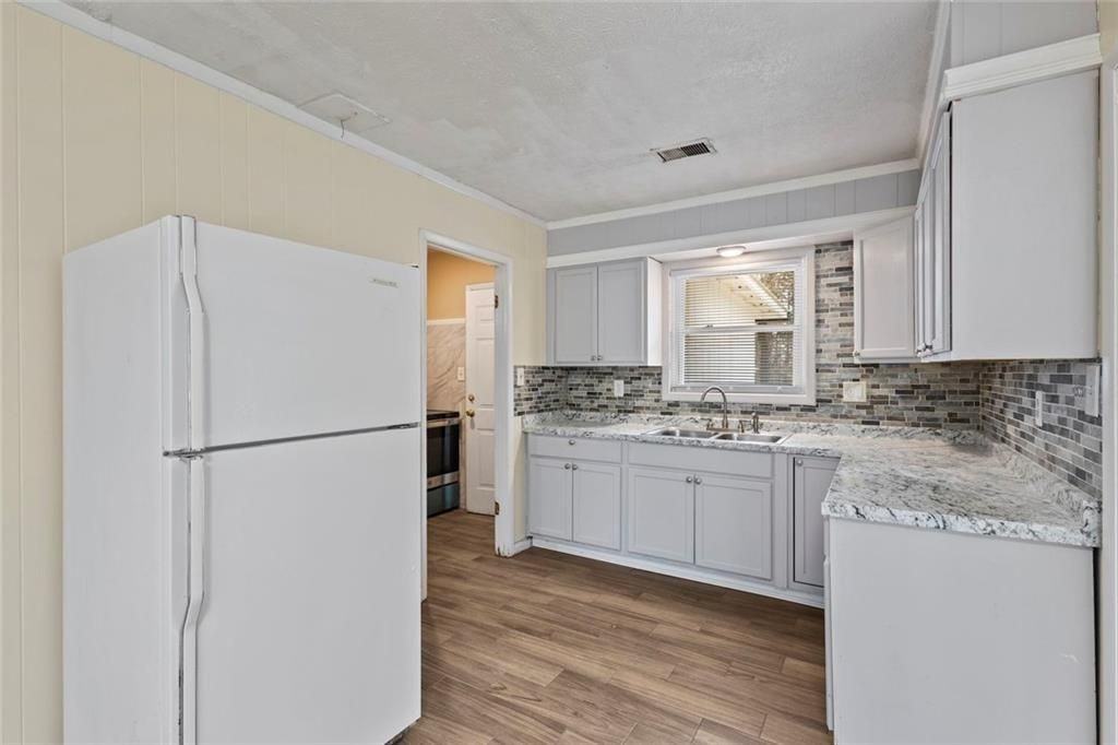 1201 Shoreham Dr - Photo 3 of 21