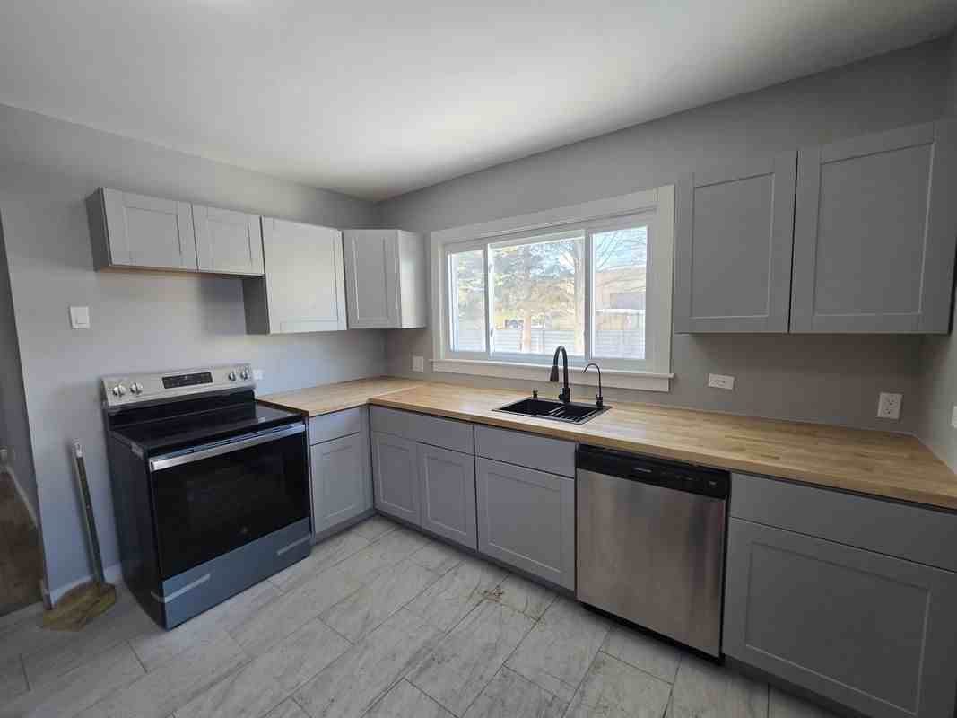 715 Junction St - Photo 4 of 13