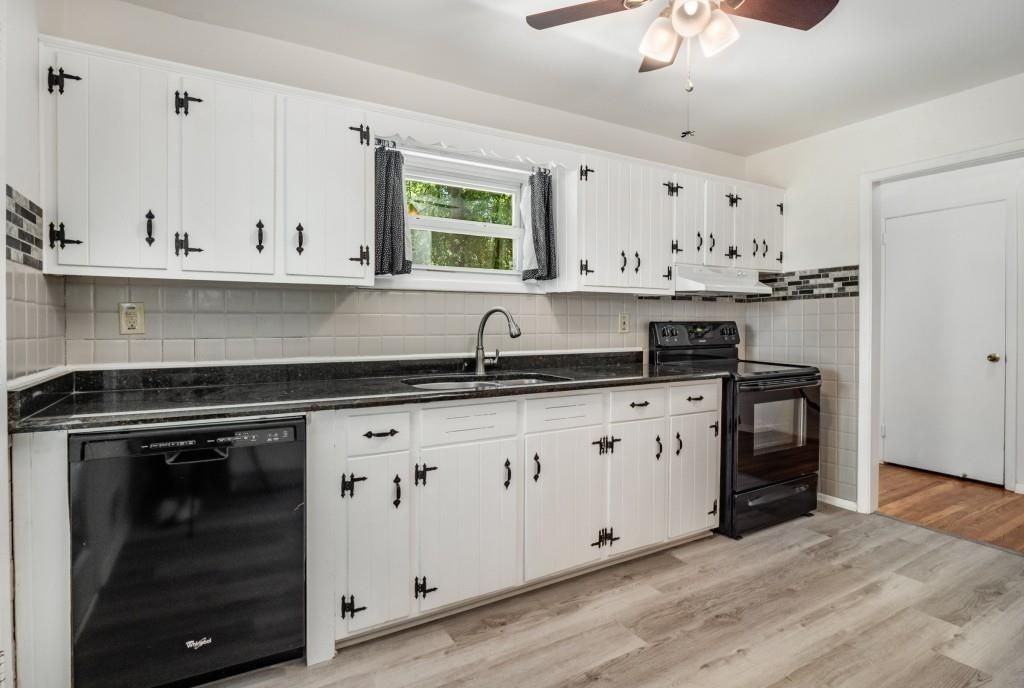 2563 Beverly Hills Dr - Photo 5 of 34