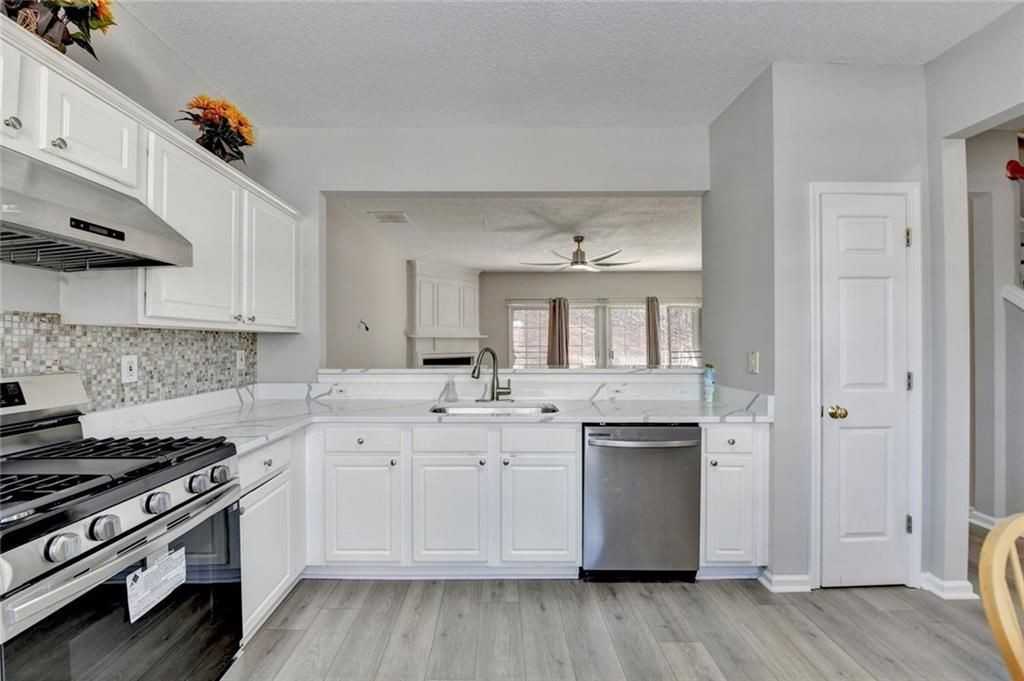 4061 Howell Park Rd - Photo 7 of 44