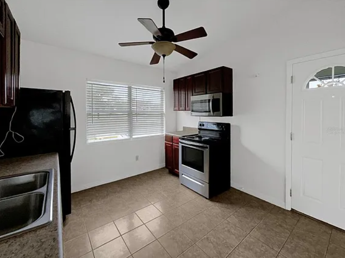 901 12th St - Photo 2 of 4