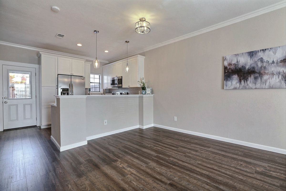 216 Samuel Blvd ##J6 - Photo 2 of 18