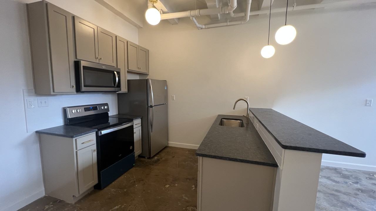 305 6th Street - Photo 2 of 15