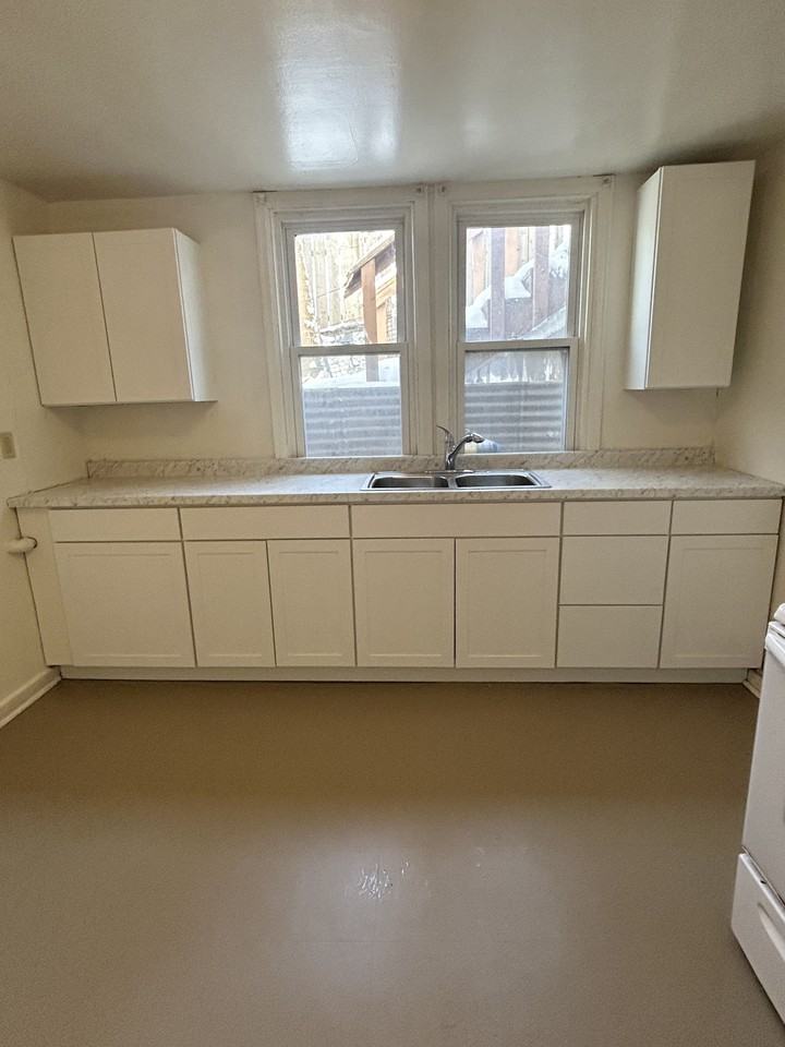 302 East 16th Street - Photo 2 of 7