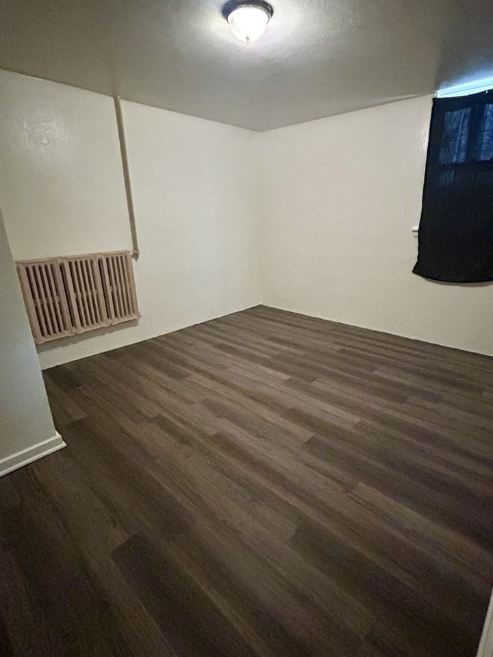 302 East 16th Street - Photo 3 of 7