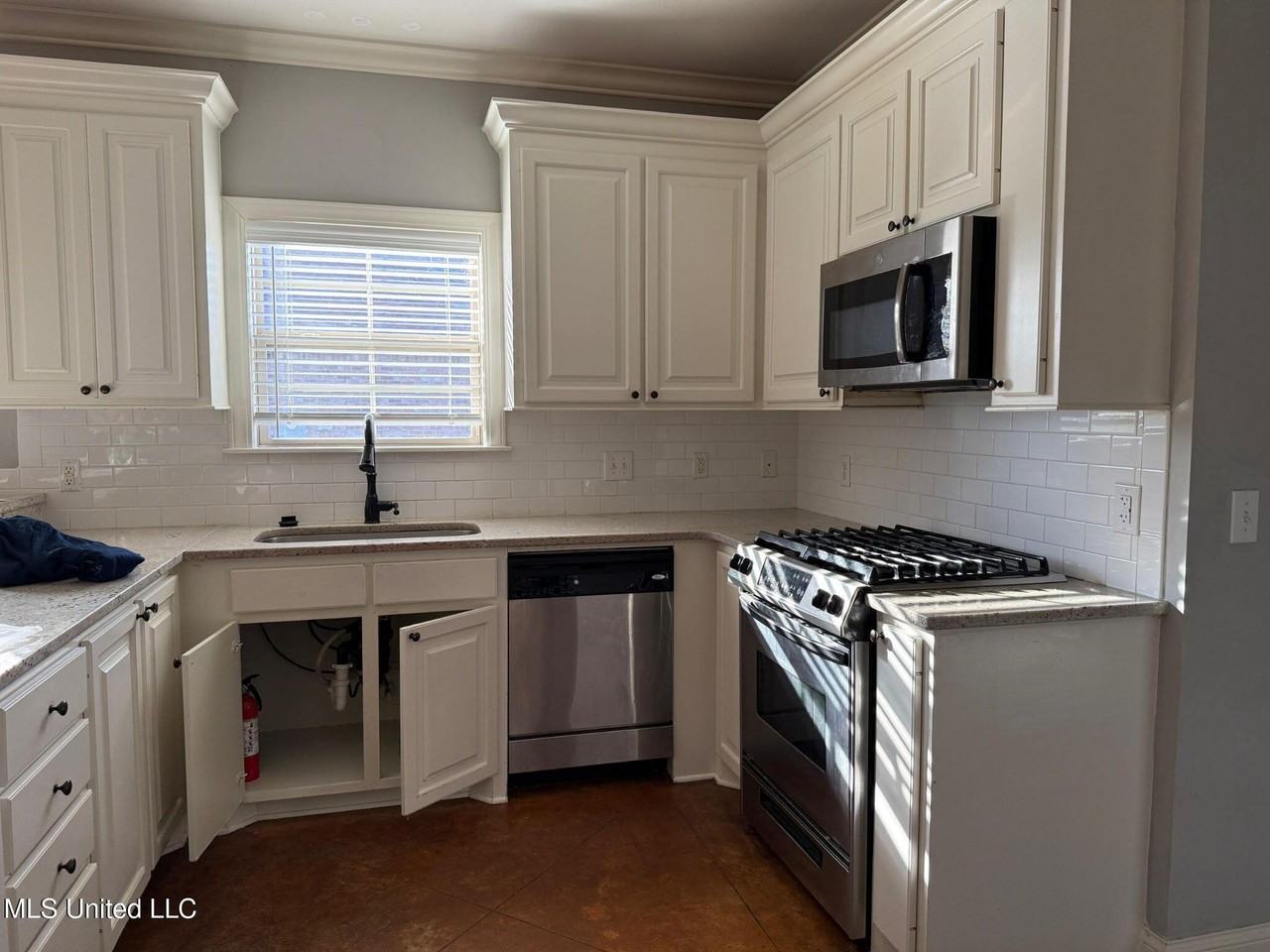 409 Ashtree Ln - Photo 5 of 12