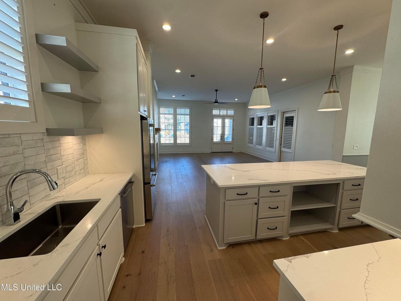 105 Water St - Photo 3 of 23