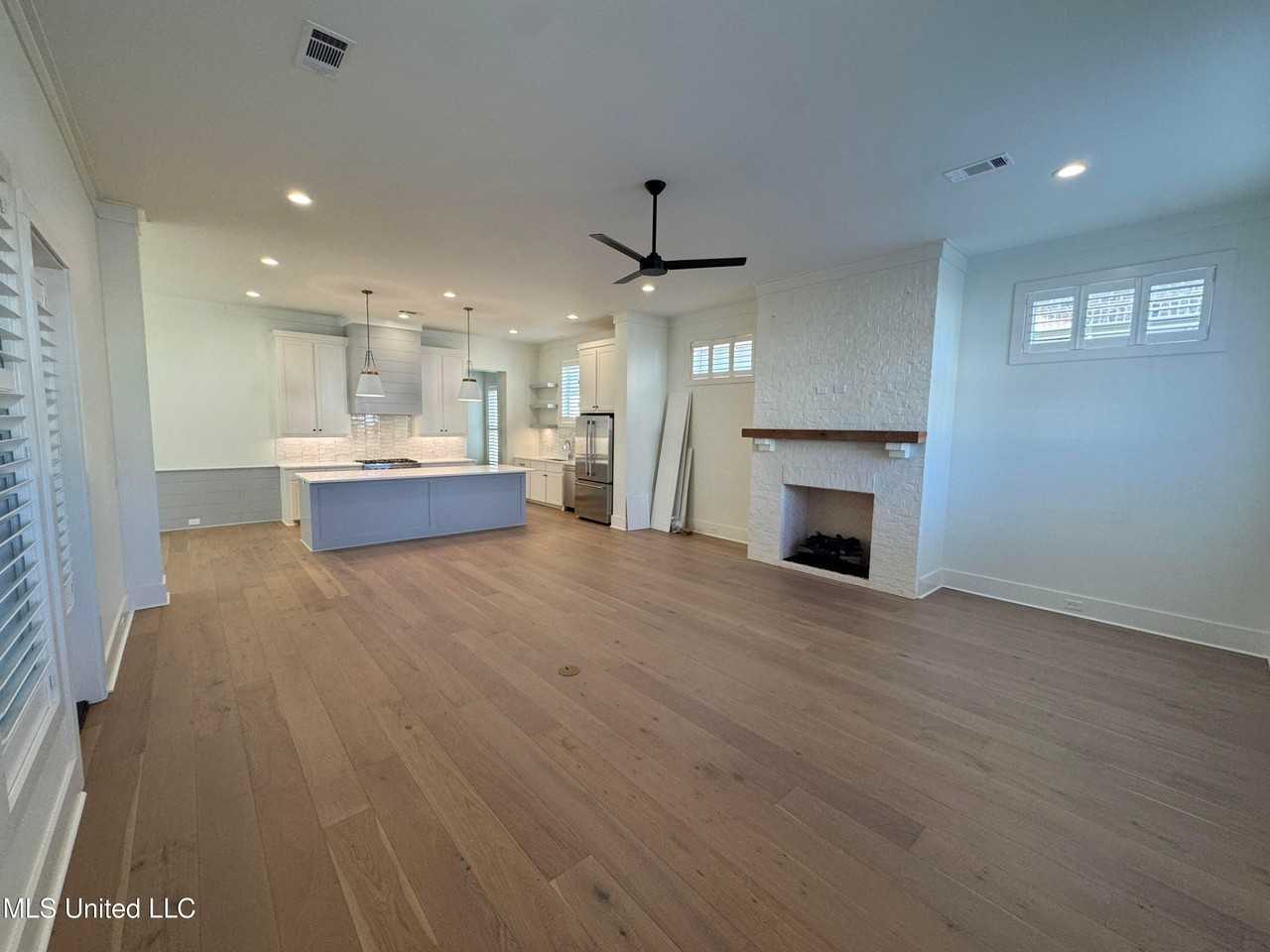 105 Water St - Photo 4 of 23