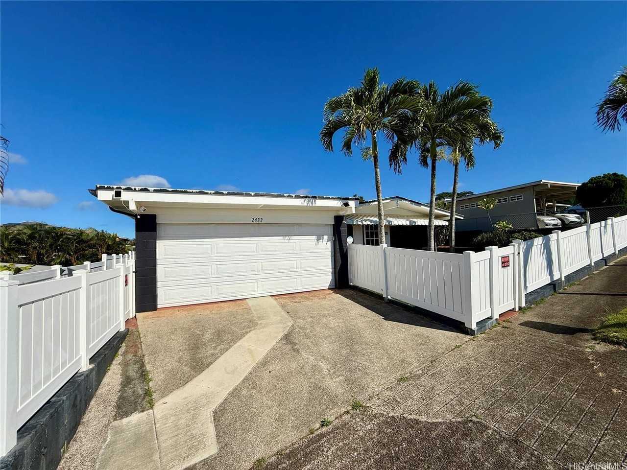 2422 Anihinihi St - Photo 2 of 17