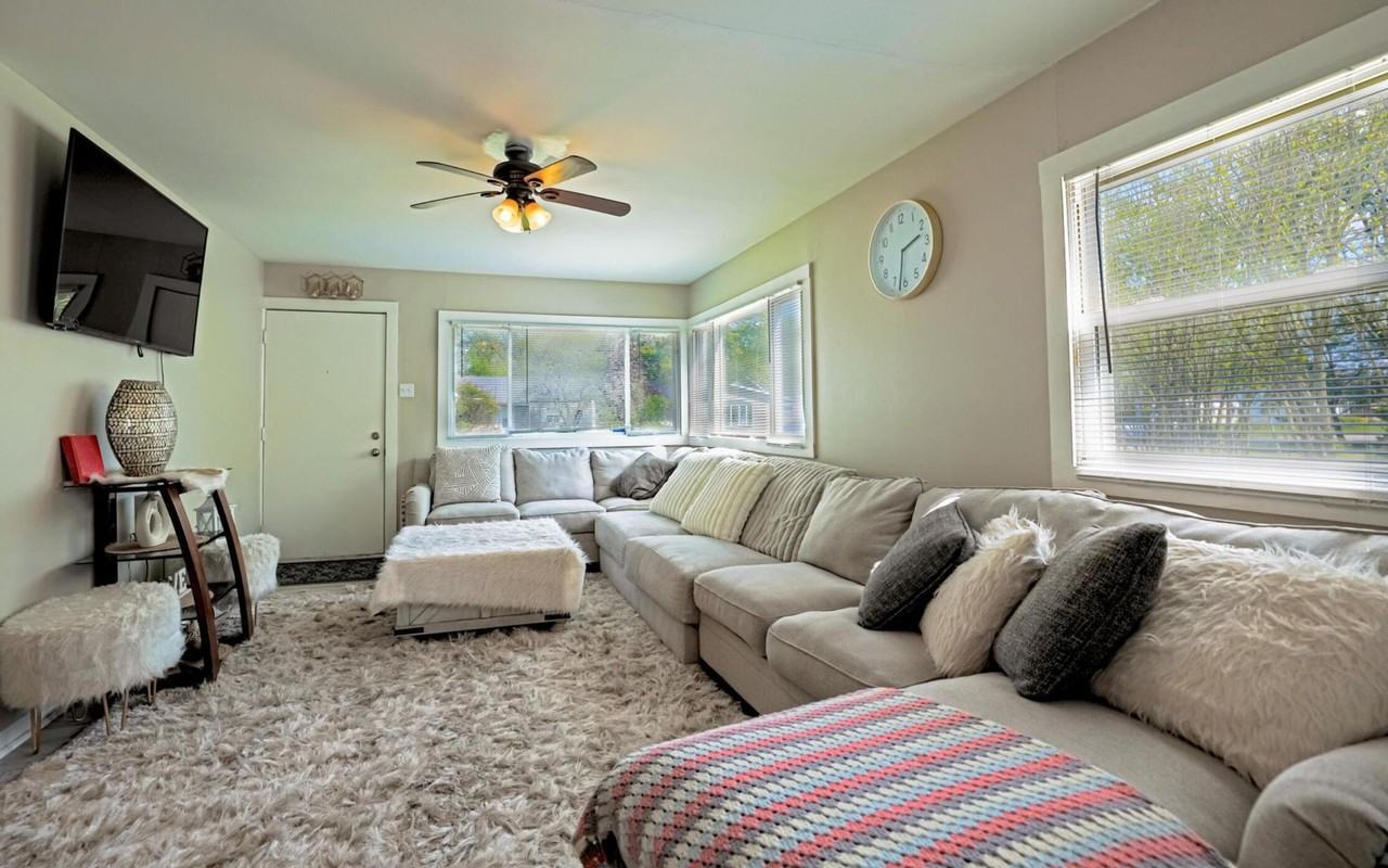 442 N Delaware St - Photo 7 of 21