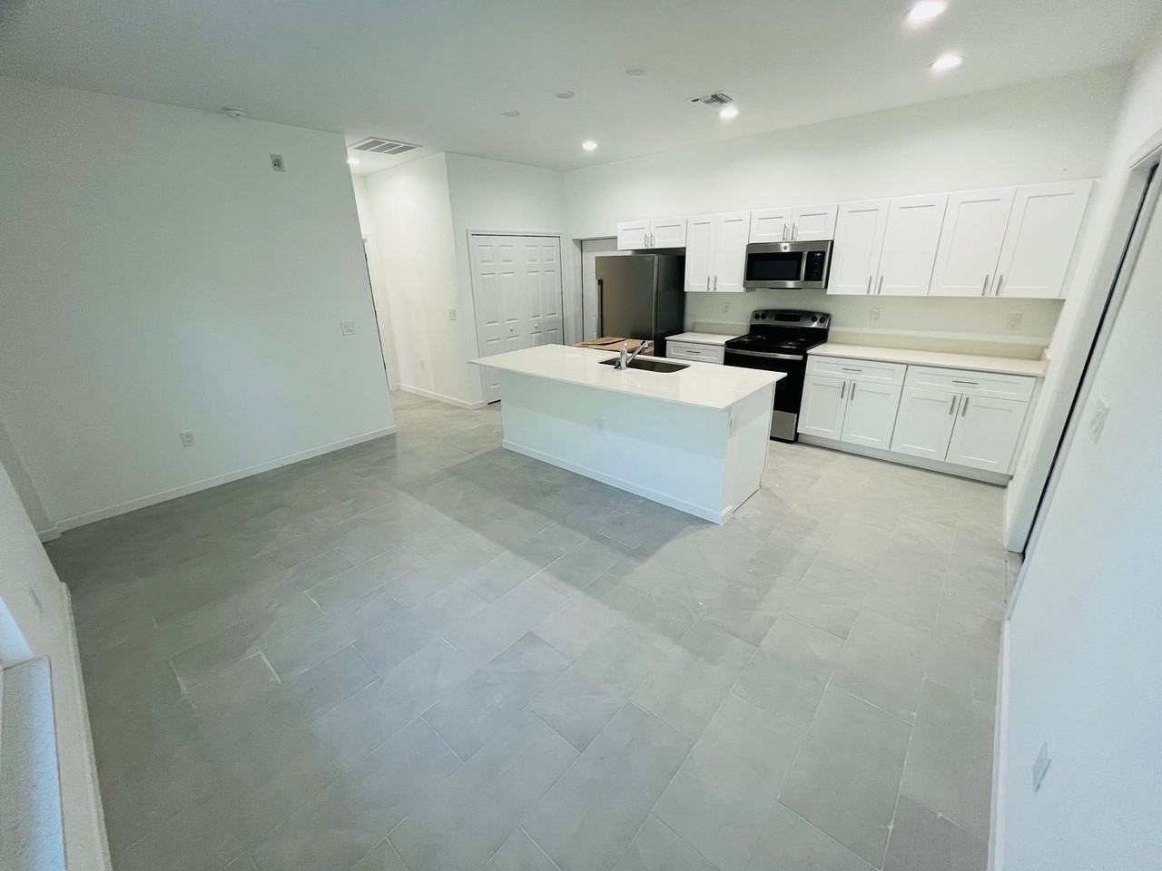 1114 Cellini St E - Photo 5 of 12