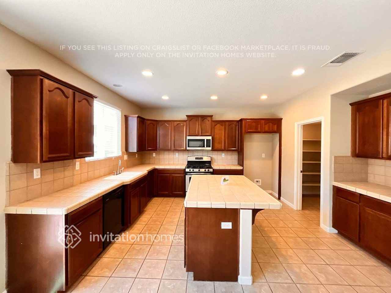 1097 Ashford Ln - Photo 2 of 11