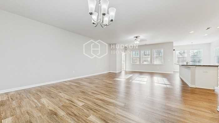 160 S Great White Way - Photo 7 of 28