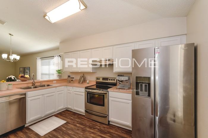 2601 Chatham Cir - Photo 3 of 17