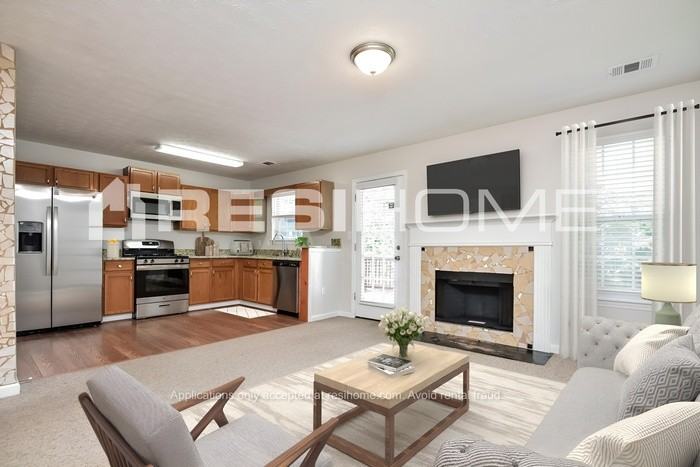 2512 Meadow Springs Dr - Photo 4 of 19