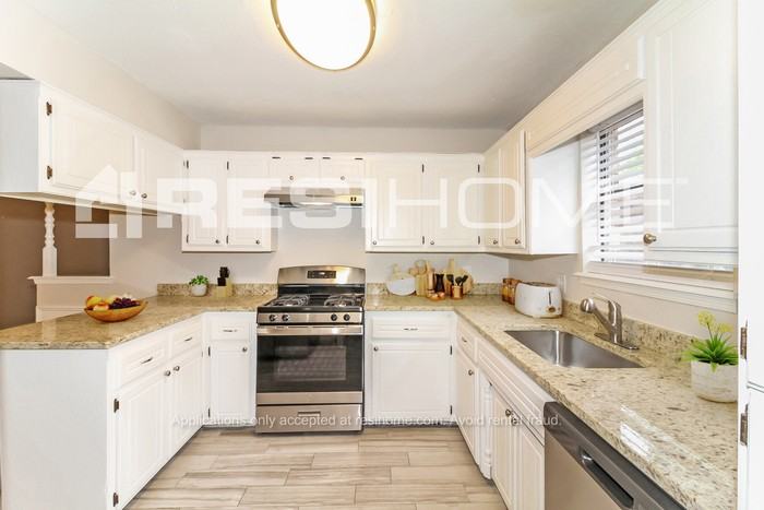 1209 S Avery Dr - Photo 2 of 19