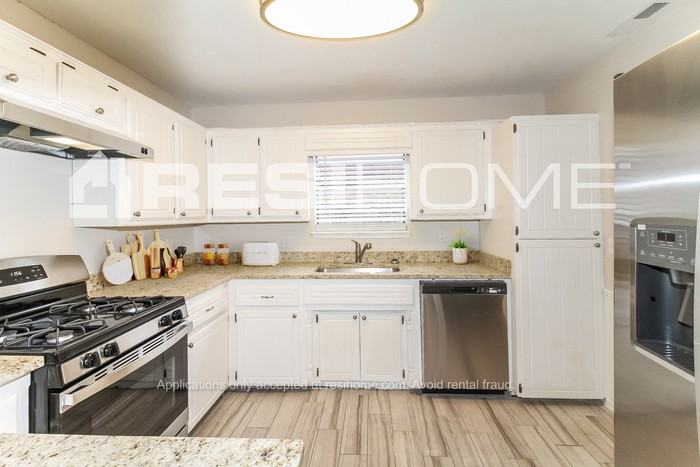 1209 S Avery Dr - Photo 3 of 19