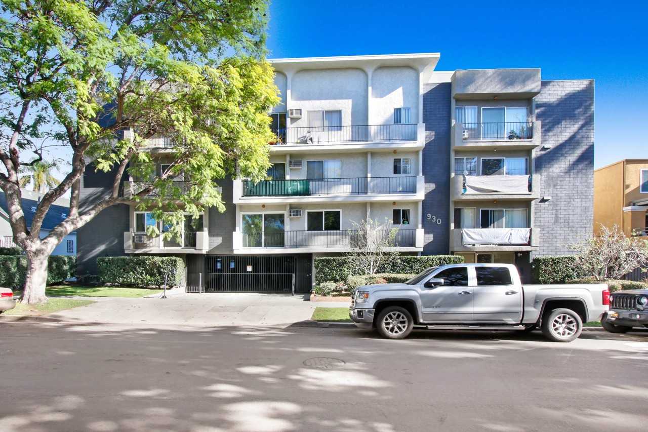 930 N Martel - Photo 3 of 17