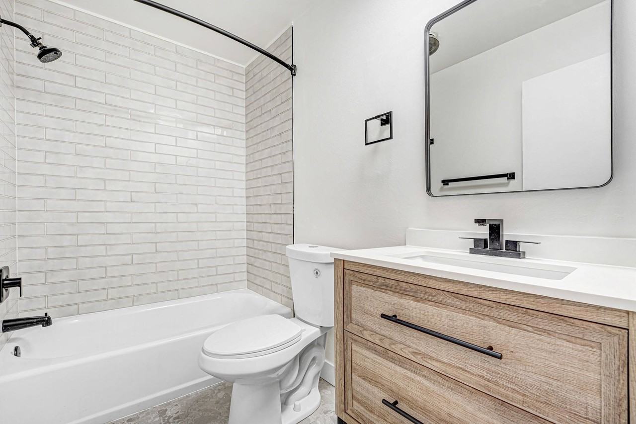 930 N Martel - Photo 4 of 17