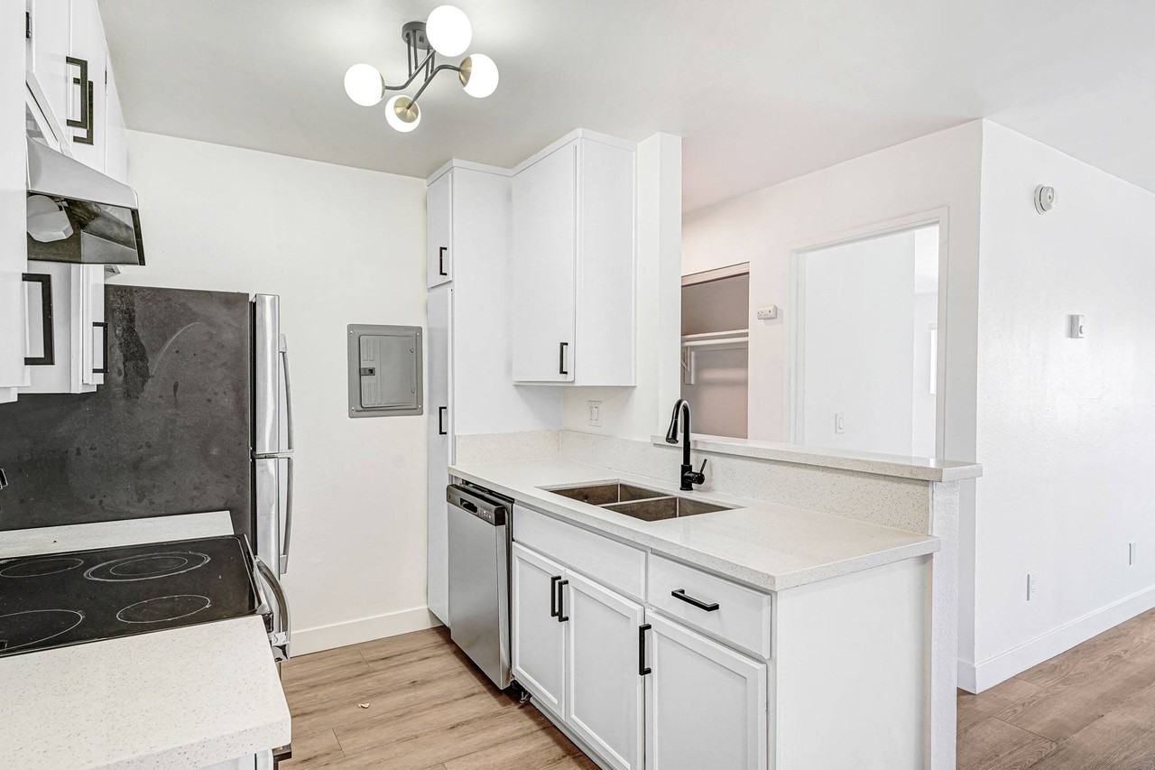 930 N Martel - Photo 5 of 17
