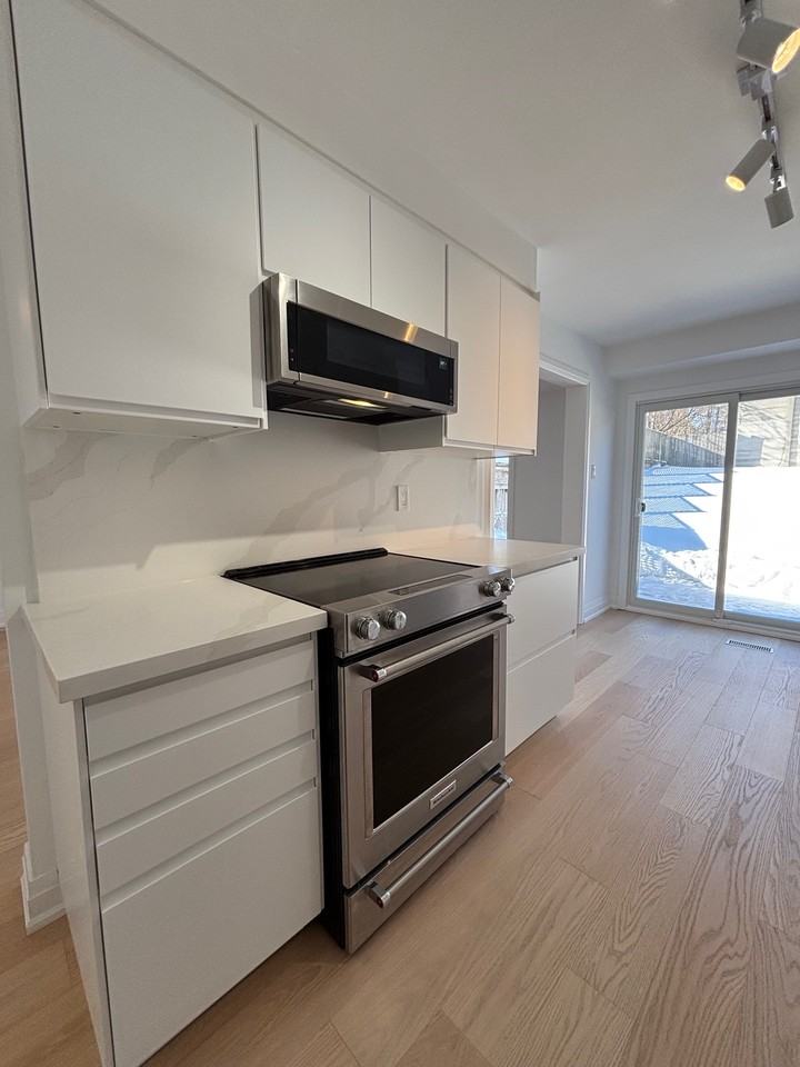 851 Sweetwater Crescent - Photo 3 of 15