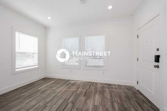 1605 Daniel St - Photo 2 of 17