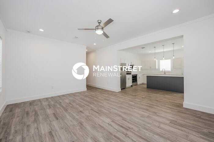 1605 Daniel St - Photo 3 of 17