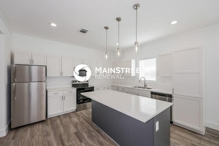 1605 Daniel St - Photo 4 of 17