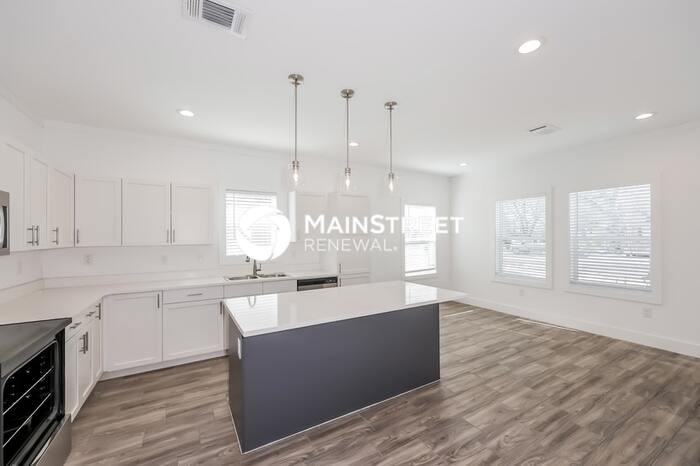 1605 Daniel St - Photo 5 of 17