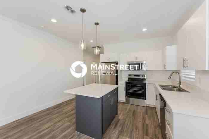 1601 Daniel St - Photo 4 of 17