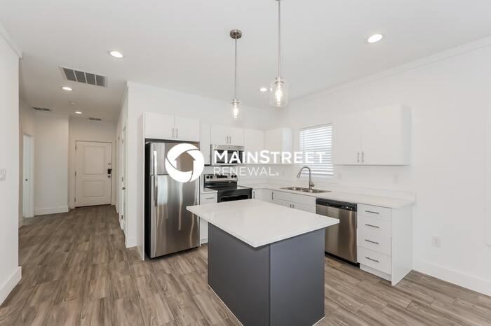 1601 Daniel St - Photo 5 of 17