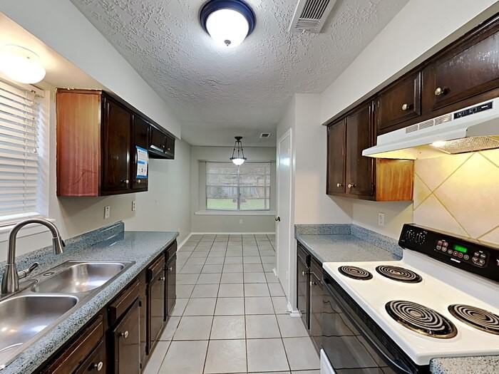 4315 Sloangate Dr - Photo 4 of 19