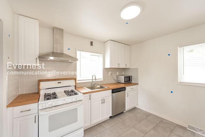 1561 S Zuni St - Photo 4 of 28