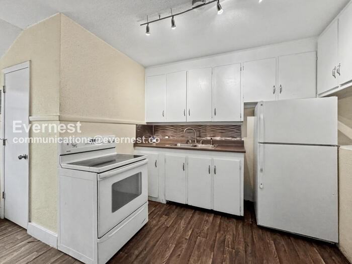 247 S Hazel Ct - Photo 2 of 15