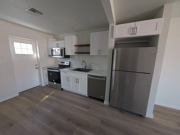 638 W 5th Ave #B - Photo 5 of 17