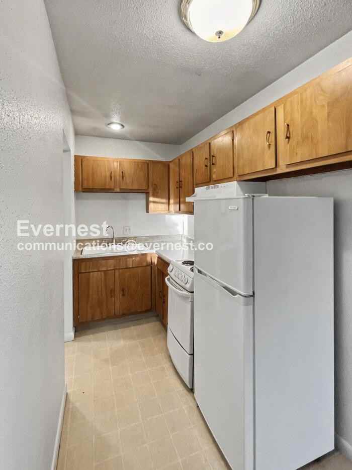 1305 Burton Ct - Photo 2 of 15