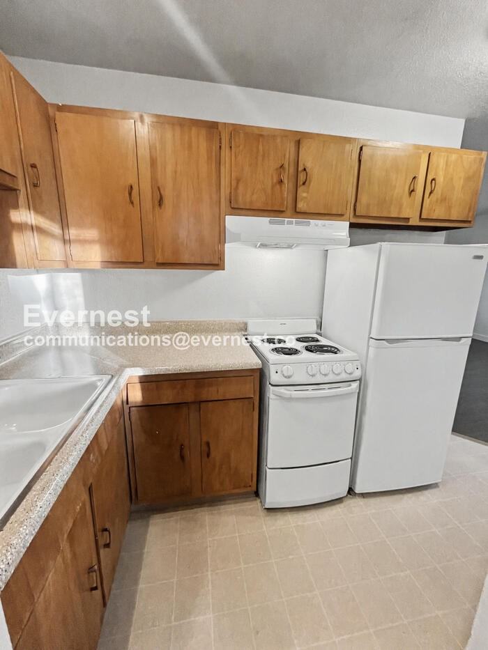 1305 Burton Ct - Photo 3 of 15