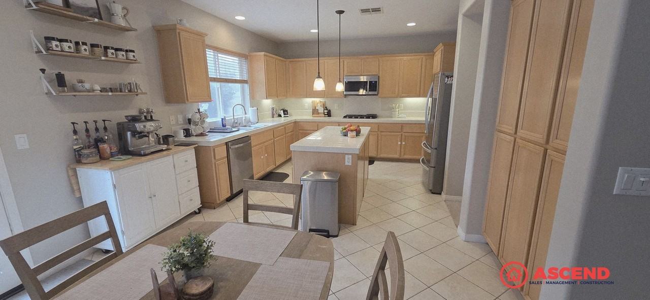 10003 Titanium St - Photo 4 of 8