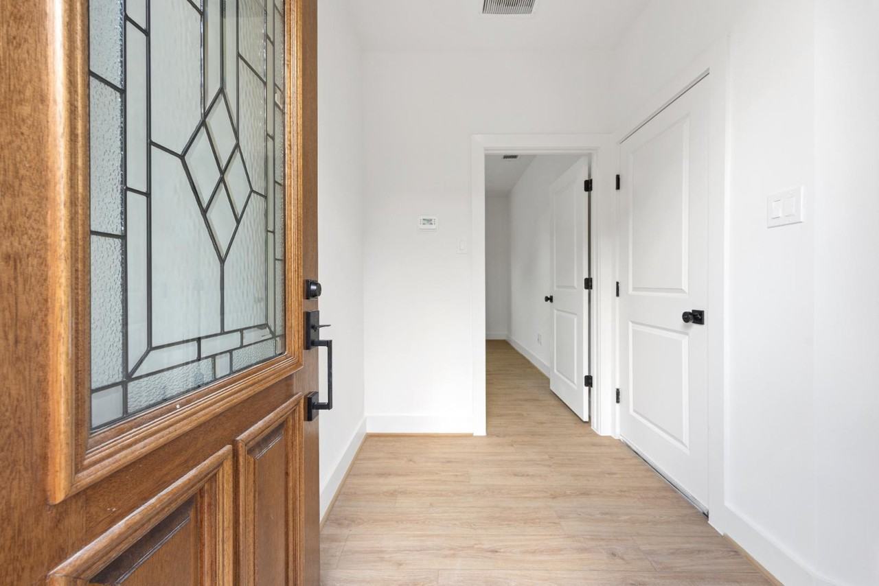 2121 Hoskins Dr Unit B - Photo 3 of 20