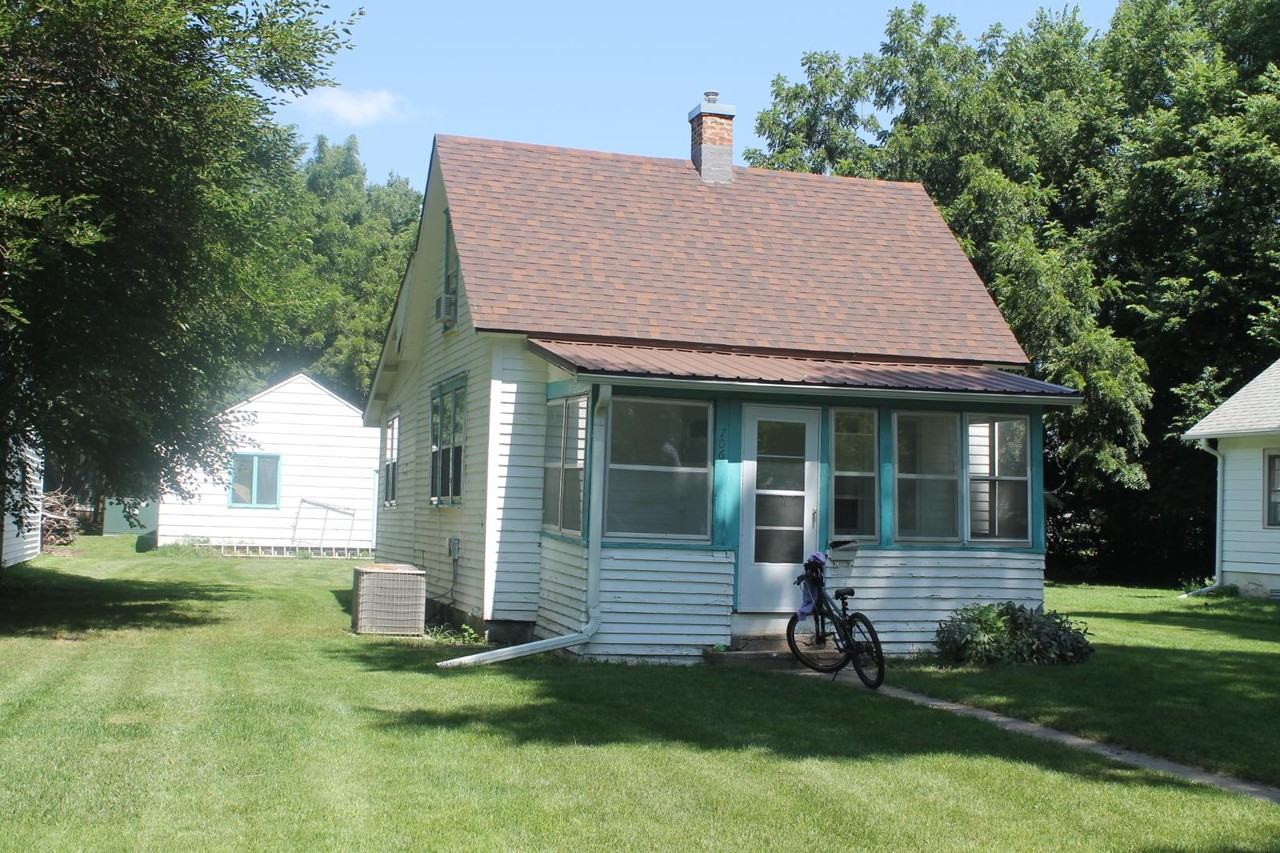 706 Lewis St - Photo 2 of 11