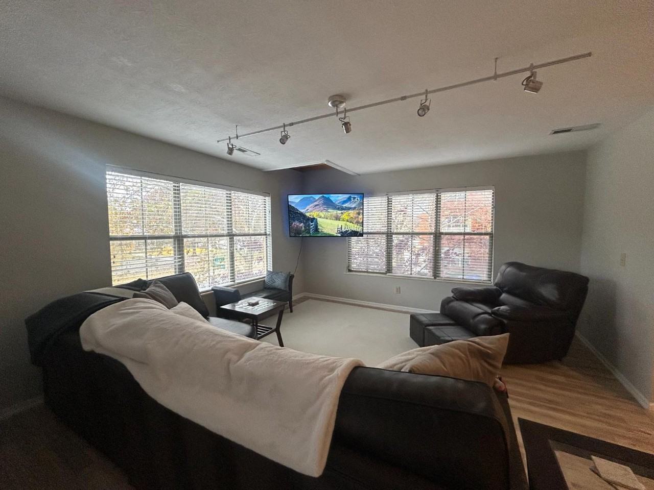 Victorian Gate Condos - Photo 2 of 9