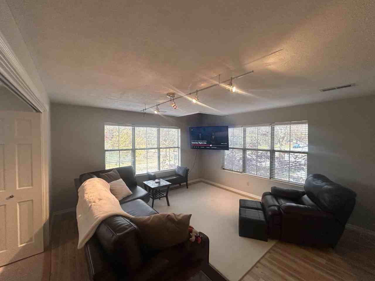 Victorian Gate Condos - Photo 5 of 9