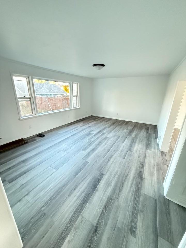 1604 Mary St - Photo 2 of 4