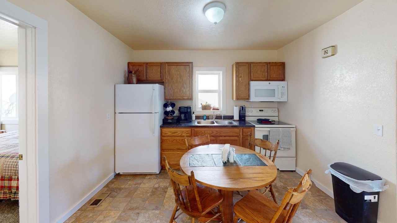 526 N Broadway Ave - Photo 3 of 16